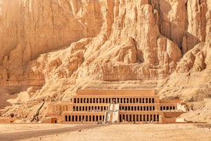 El Templo de Hatshepsut es una de las principales y famosas atracciones arqueológicas y turísticas del valle del Nilo, cerca de la ciudad de Luxor en Egipto