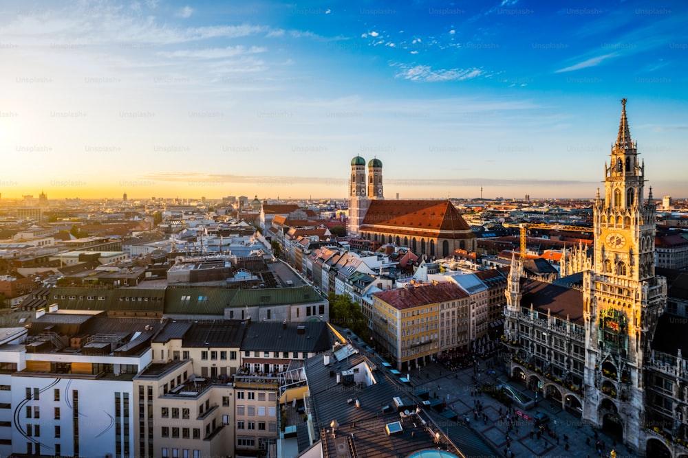 Vista aérea de Munique - Marienplatz, Neues Rathaus e Frauenkirche da igreja de São Pedro ao pôr do sol. Munique, Alemanha