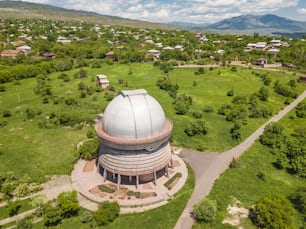 Luftaufnahme des alten sowjetischen Observatoriums in der Stadt Byurakan, Armenien. Das Hotel liegt hoch in den Bergen am Hang des alten Vulkans Aragats