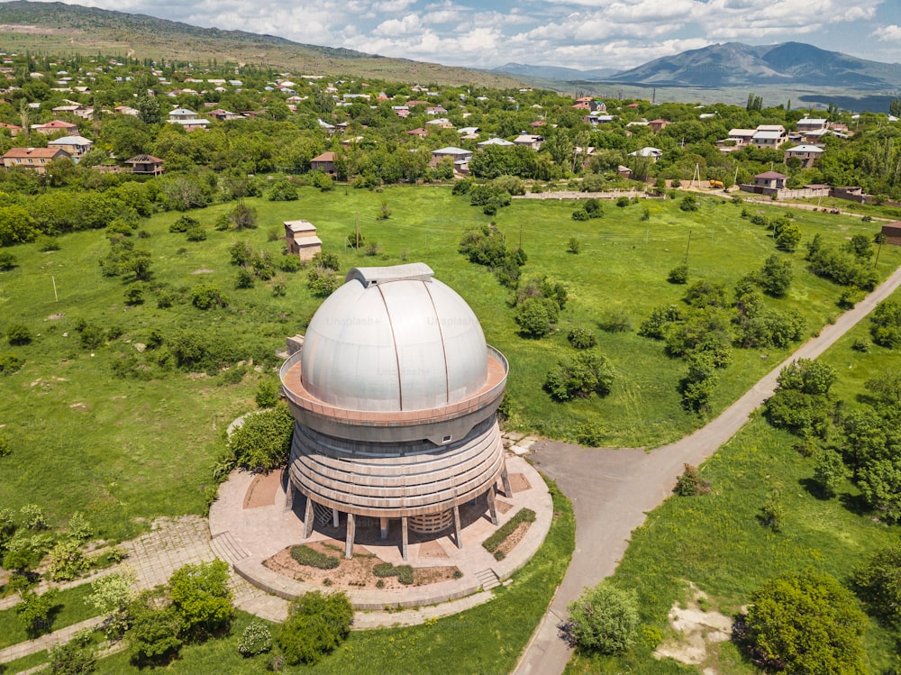 アルメニアのビュラカン市にある旧ソビエト天文台の航空写真。古代の火山アラガッツの斜面の山々に位置