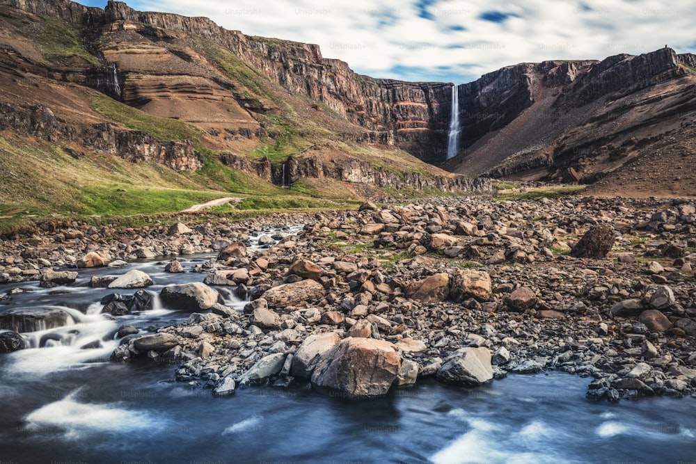 Bela cachoeira Hengifoss no leste da Islândia. Paisagem de viagem pela natureza.