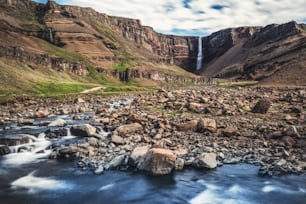 Wunderschöner Hengifoss Wasserfall im Osten Islands. Natur Reiselandschaft.