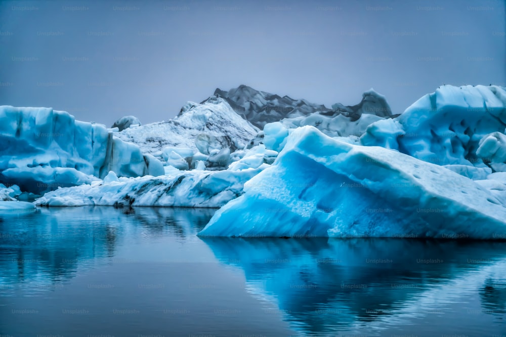 Iceberg a Jokulsarlon, bellissima laguna glaciale in Islanda. Jokulsarlon è una famosa destinazione turistica nel Parco Nazionale di Vatnajokull, nel sud-est dell'Islanda, in Europa. Paesaggio invernale.