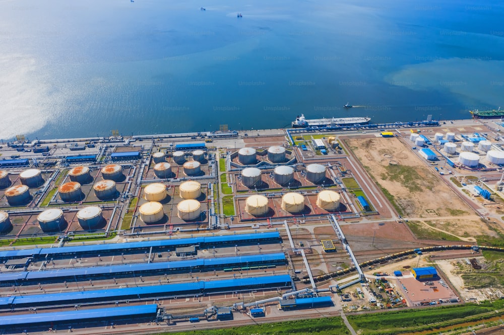 Enorme puerto con tanques de aceite para almacenar combustible líquido en la orilla del mar