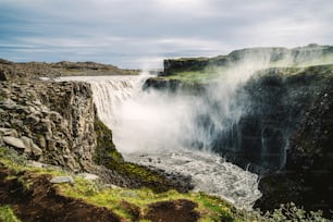 Incroyable paysage islandais à la cascade de Dettifoss dans la région du nord-est de l’Islande. Dettifoss est une cascade du parc national de Vatnajokull réputée pour être la cascade la plus puissante d’Europe.