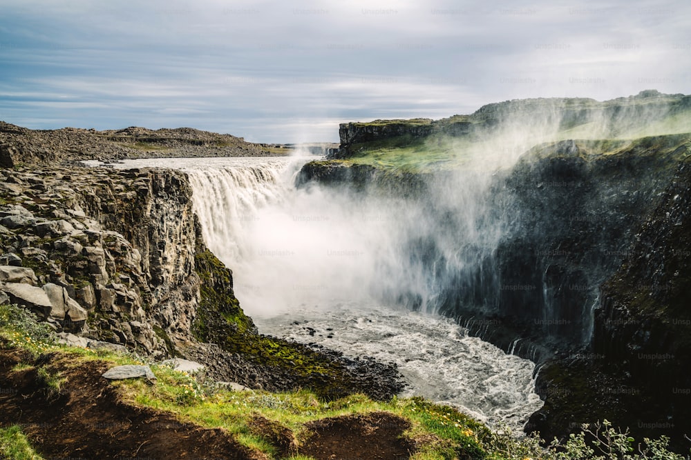 Incredibile paesaggio islandese alla cascata di Dettifoss nella regione nord-orientale dell'Islanda. Dettifoss è una cascata nel Parco Nazionale di Vatnajokull, considerata la cascata più potente d'Europa.