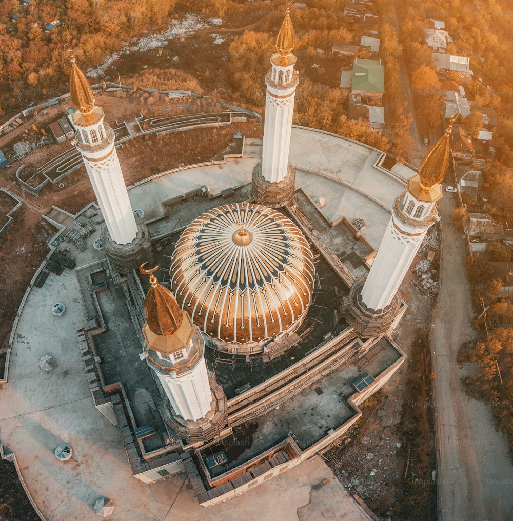 Vista aérea incomum de minaretes de uma mesquita majestosa. Conceito de arquitetura muçulmana e religiosa