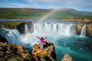 La Godafoss (en islandais : cascade des dieux) est une célèbre chute d’eau en Islande. Le paysage à couper le souffle de la cascade de Godafoss attire les touristes à visiter la région nord-est de l’Islande.