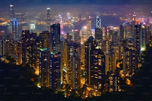Vista famosa de Hong Kong - Vista del paisaje urbano del horizonte de los rascacielos de Hong Kong desde el Pico Victoria iluminado en la hora azul de la tarde. Hong Kong, China