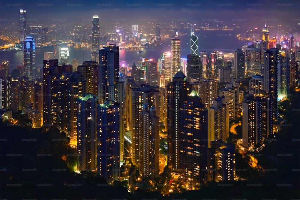 Famosa vista di Hong Kong - Grattacieli di Hong Kong skyline vista del paesaggio urbano dal Victoria Peak illuminato nell'ora blu serale. Hong Kong, Cina