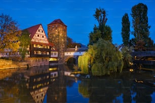 Maisons de ville de Nuremberg au bord de la rivière Pegnitz depuis Maxbrücke (pont Max). Nuremberg, Franconie, Bavière, Allemagne