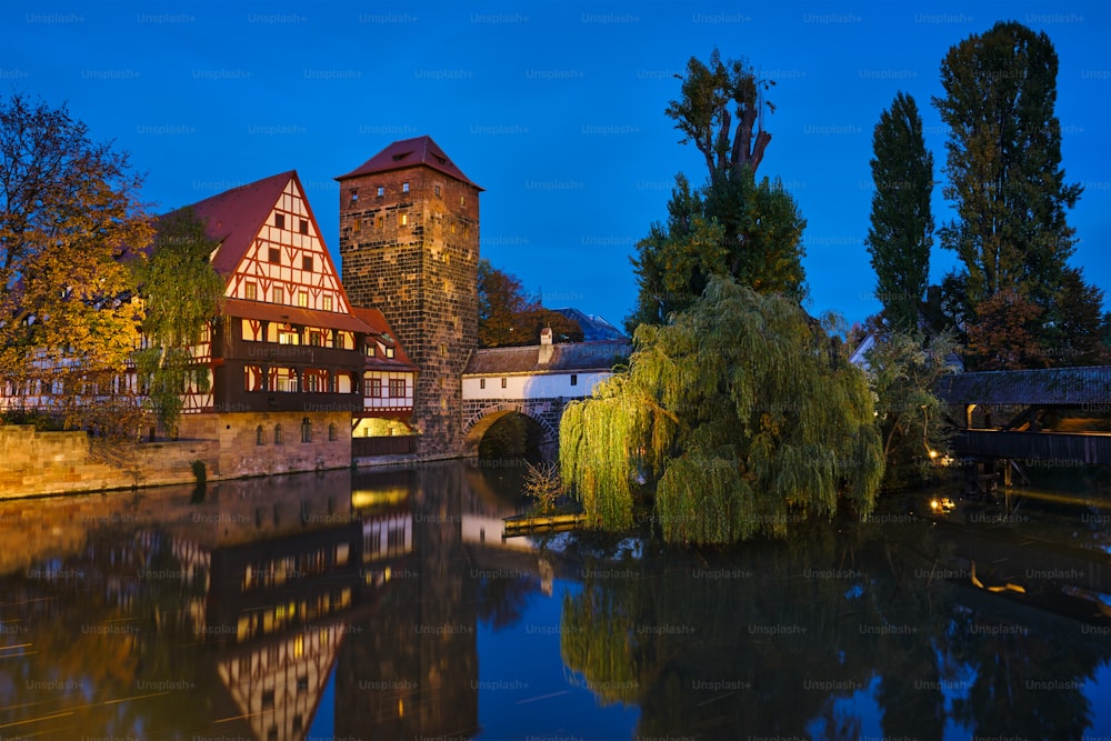 Maisons de ville de Nuremberg au bord de la rivière Pegnitz depuis Maxbrücke (pont Max). Nuremberg, Franconie, Bavière, Allemagne