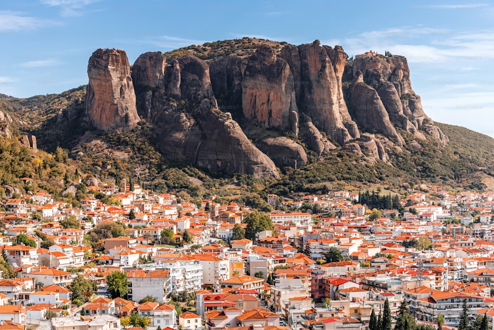 유명한 수도원 메테오라 근처의 칼람바카 시의 공중 전망. 그리스의 관광 숙박 및 호텔 사업의 개념.