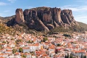 Veduta aerea della città di Kalambaka vicino ai famosi monasteri di Meteora. Il concetto di ricettività turistica e di attività alberghiera in Grecia.