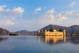 Punto di riferimento del Rajasthan - Jal Mahal (Palazzo dell'Acqua) sul lago Man Sagar al tramonto con cielo drammatico. Jaipur, Rajasthan, India