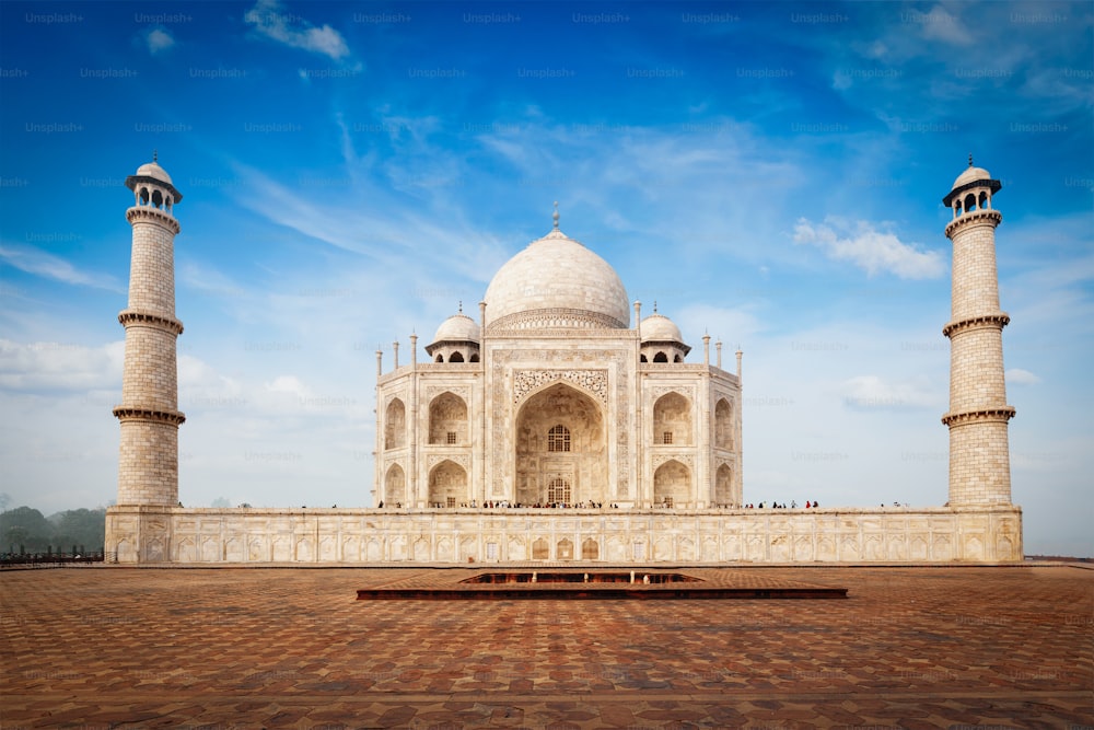Taj Mahal. Símbolo indio y destino turístico famoso: fondo de viaje de la India. Agra, India