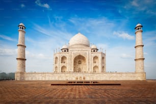 Taj Mahal. Símbolo indio y destino turístico famoso: fondo de viaje de la India. Agra, India