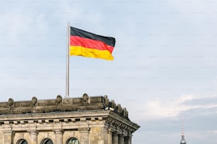 Drapeau national allemand devant le bâtiment du gouvernement du Bundestag à Berlin