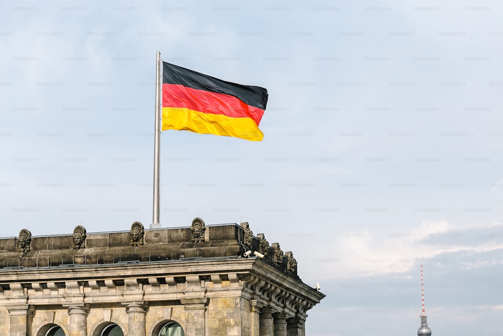 Bandera nacional alemana en el edificio del Bundestag en Berlín