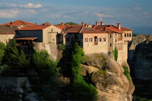 Kloster von Varlaam Kloster im berühmten griechischen Touristenziel Meteora in Griechenland bei Sonnenuntergang mit malerischer Landschaft