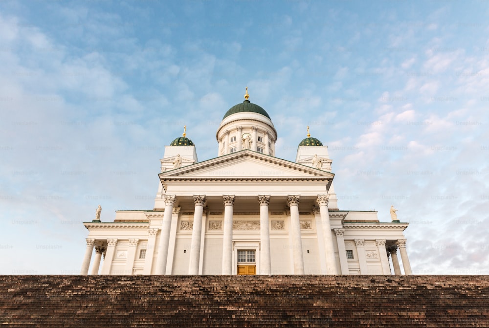 Niedrige Winkelansicht der lutherischen Kathedrale von Helsinki vom Senatsplatz an einem kalten Wintermorgen.