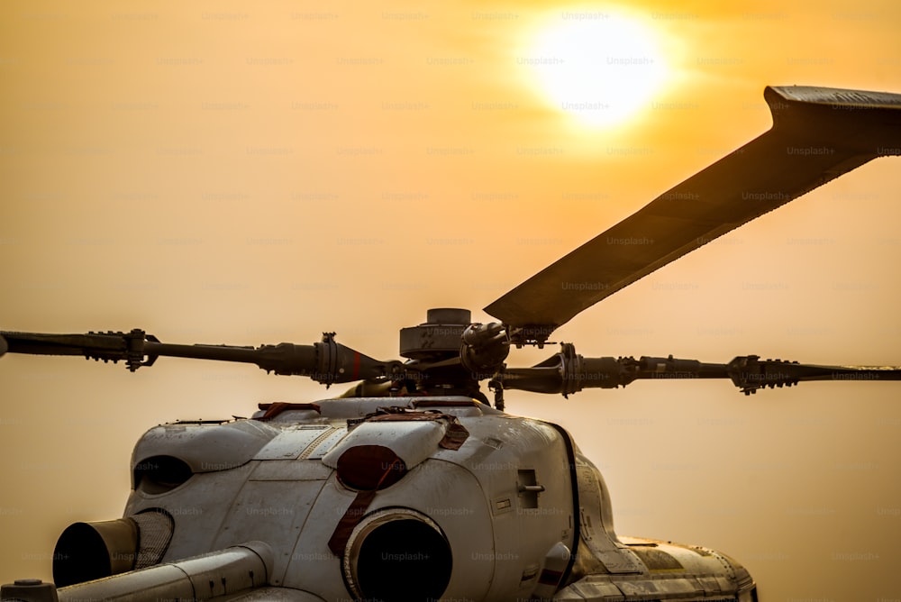 Gros plan sur l’hélice d’avion, l’atterrissage du parking de l’hélicoptère militaire sur la plate-forme offshore avec fond de ciel solaire.