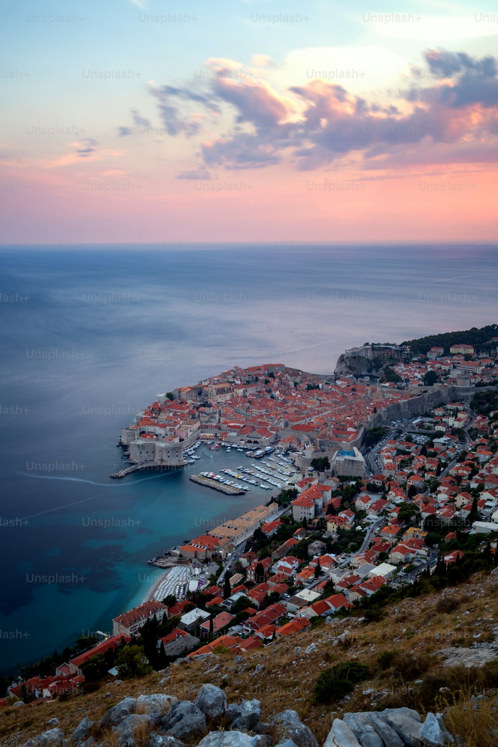 Vieille ville de Dubrovnik sur la côte de la mer Adriatique, Dalmatie, Croatie - destination de voyage de premier plan de la Croatie. La vieille ville de Dubrovnik a été classée au patrimoine mondial de l'UNESCO en 1979.