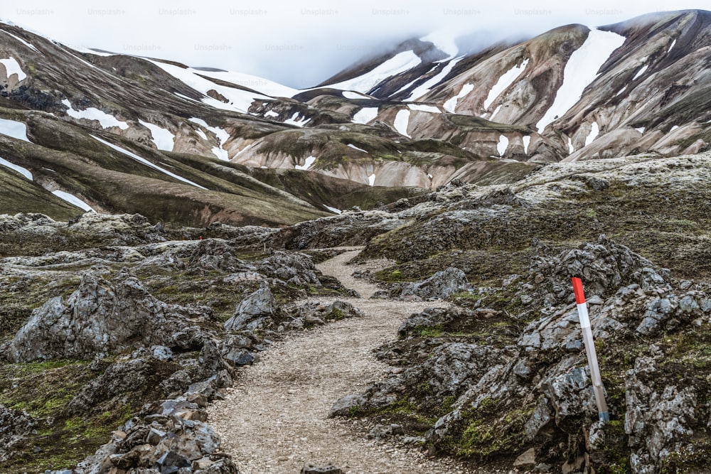 란드만날뢰이가르의 풍경은 아이슬란드, 북유럽, 유럽의 고원에 있는 초현실적인 자연 풍경입니다. 여름 트레킹 모험과 야외 산책으로 유명한 아름다운 다채로운 눈 산 지형.