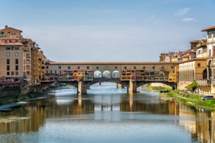 イタリアのフィレンツェ・ヴェッキオ橋と街のスカイライン。フィレンツェはイタリア中部のトスカーナ地方の首都です。フィレンツェは、イタリアの中世の貿易の中心地であり、過去の時代の最も裕福な都市でした。