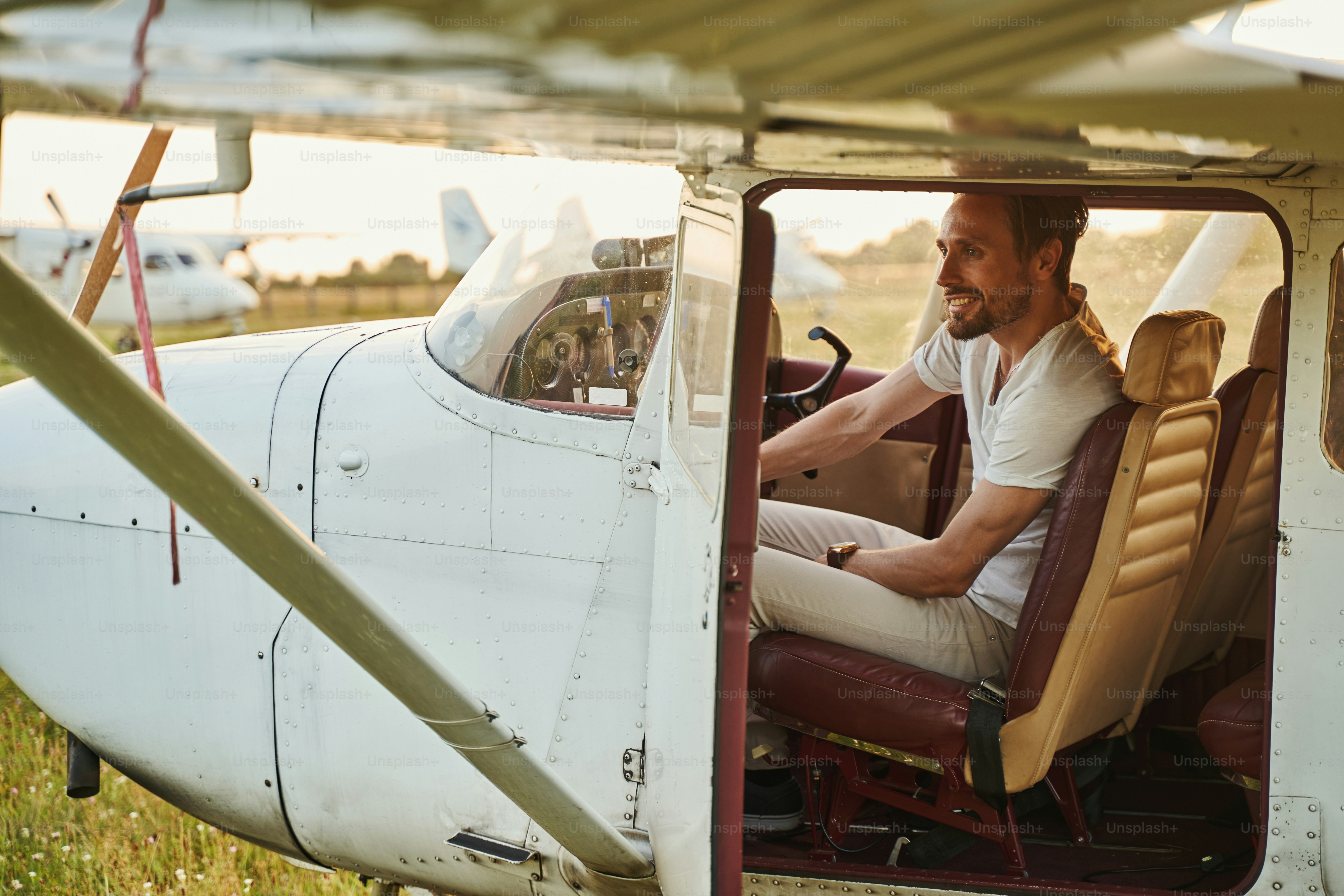 Pilot und Passagiere im Cockpit eines Rundflugs