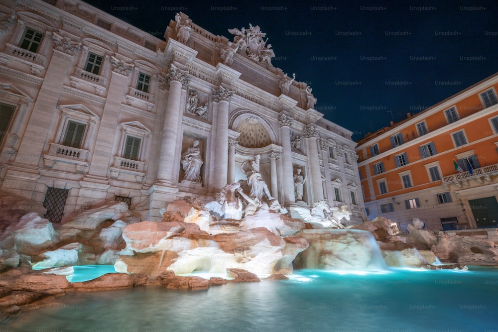 La Fontana di Trevi es una fuente en el barrio de Trevi en Roma, Italia. Es la fuente barroca más grande de Roma y una de las fuentes más famosas que atraen a los turistas que visitan Roma, Italia.