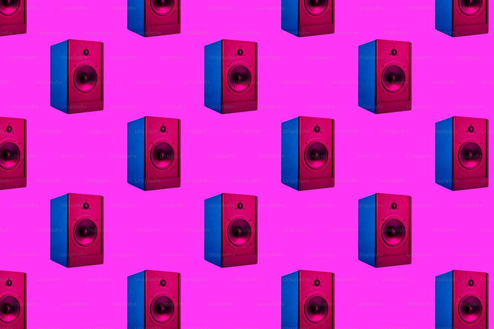Nahtloser Hintergrund mit neonfarbenen Stereo-Sound-Audiolautsprechern auf violettem Hintergrund