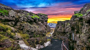 ピングヴェトリル(シンクヴェトリル)国立公園、アイスランドの夕暮れ時の地殻プレート。