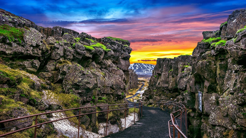 Parc national de Pingvellir (Thingvellir), plaques tectoniques au coucher du soleil en Islande.
