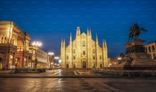 Duomo di Milano (Mailänder Dom) in Mailand , Italien . Der Mailänder Dom ist die größte Kirche Italiens und die drittgrößte der Welt. Es ist die berühmte Touristenattraktion von Mailand, Italien.