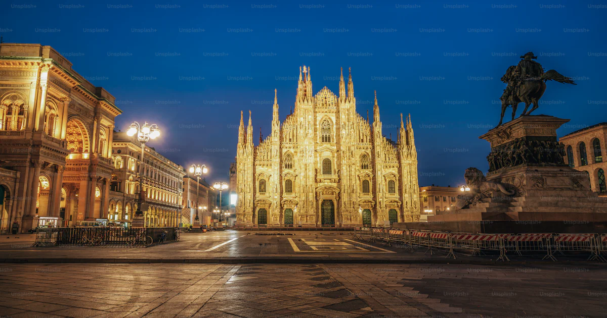 La cathédrale de Milan célèbre en couleur noir sur la piazza à Milan La cathédrale de Milan célèbre en couleur noir sur la piazza à Milan