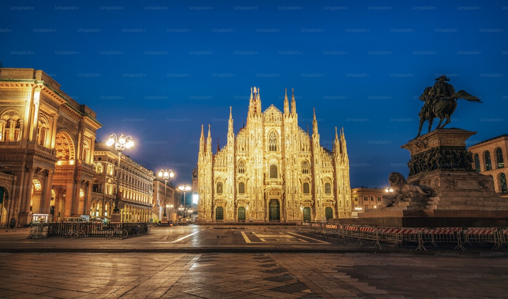Duomo di Milano (Duomo di Milano) a Milano , Italia . Il Duomo di Milano è la chiesa più grande d'Italia e la terza più grande del mondo. È la famosa attrazione turistica di Milano, in Italia.