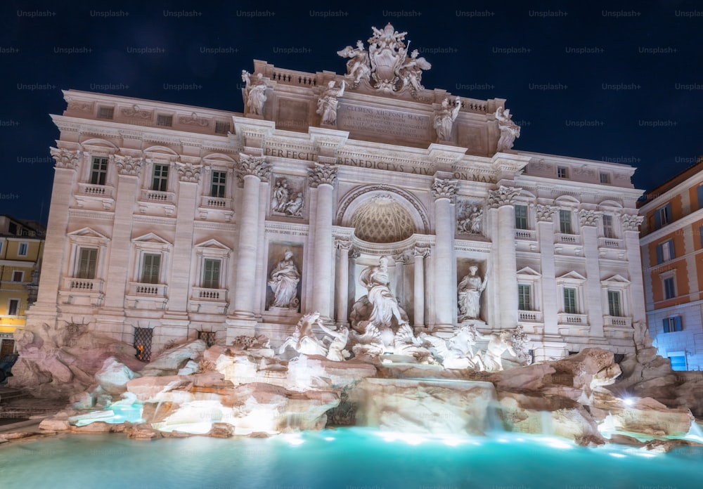La fontaine de Trevi est une fontaine située dans le quartier de Trevi à Rome, en Italie. C’est la plus grande fontaine baroque de Rome et l’une des fontaines les plus célèbres attirant les touristes visitant Rome, en Italie.