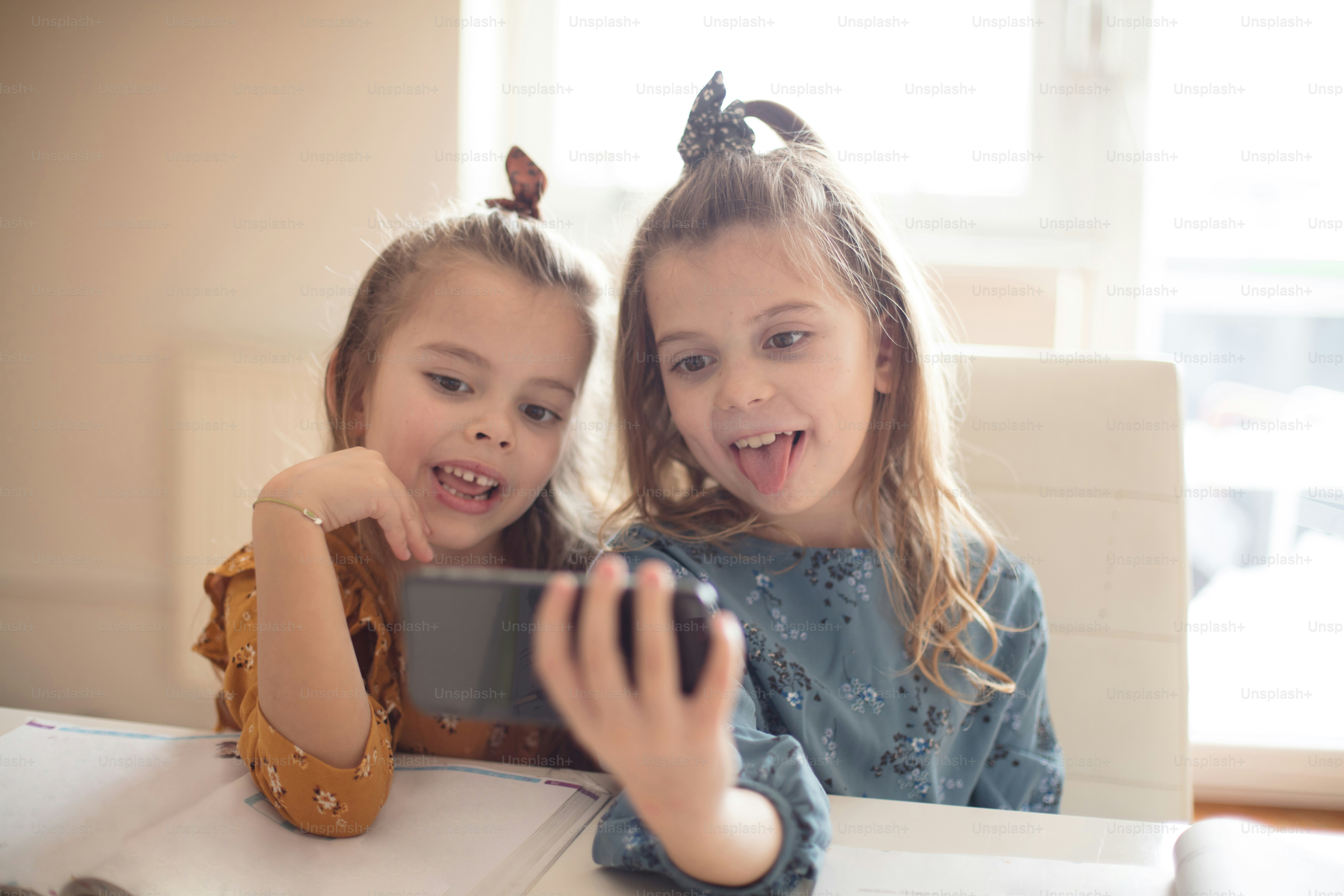 C’est l’heure de s’amuser. Deux petites écolières en train de se faire autoportrait.