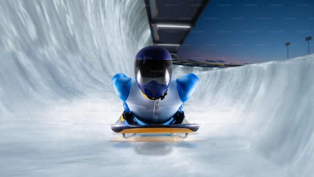 Skeleton-Sport. Bob. Rennrodeln. Der Athlet steigt auf einem Schlitten auf einer Eisbahn ab. Wintersport.