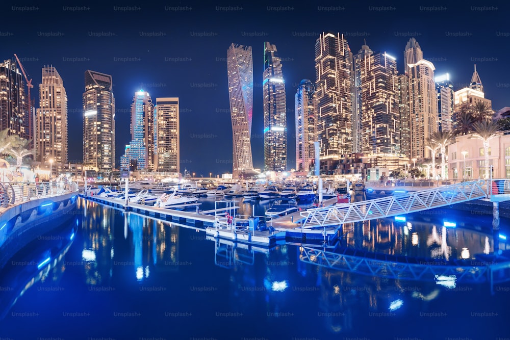 Parking pour yachts et bateaux de luxe dans le quartier populaire de la marina de Dubaï