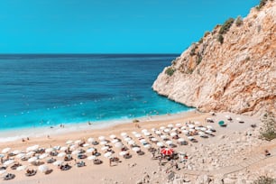 Molto famosa e popolare tra i turisti e i vacanzieri Spiaggia di Kaputas sulla costa mediterranea della Turchia. Vista panoramica sul mare e sedie a sdraio nella stretta gola