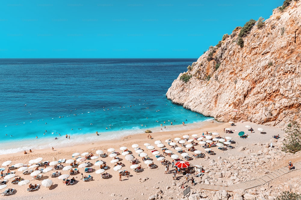 Molto famosa e popolare tra i turisti e i vacanzieri Spiaggia di Kaputas sulla costa mediterranea della Turchia. Vista panoramica sul mare e sedie a sdraio nella stretta gola