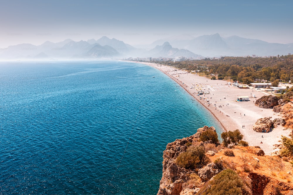 Luftaufnahme des berühmten längsten Konyaalti Strandes in Antalya. Urlaub und Tour an der Mittelmeerküste der Türkei