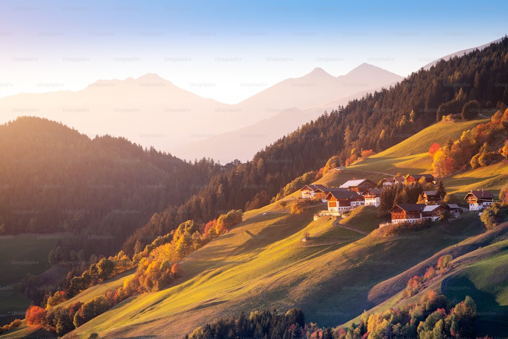 Villaggio rurale alpino di montagna nelle Alpi dolomitiche. Famosa destinazione di viaggio