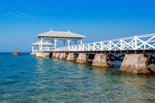 Pabellón de madera frente al mar en la isla de Koh si chang, Tailandia. Puente de AsDang.