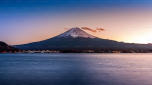 La montaña Fuji y el lago Kawaguchiko al atardecer, las estaciones de otoño de la montaña Fuji en yamanachi en Japón.