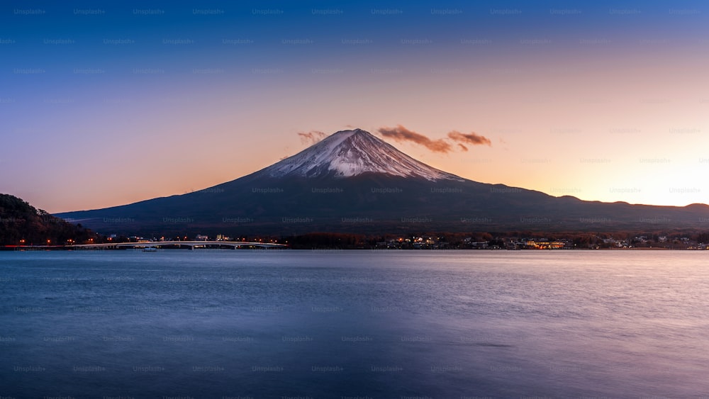 夕暮れ時の富士山と河口湖、日本の山智の秋の季節の富士山。