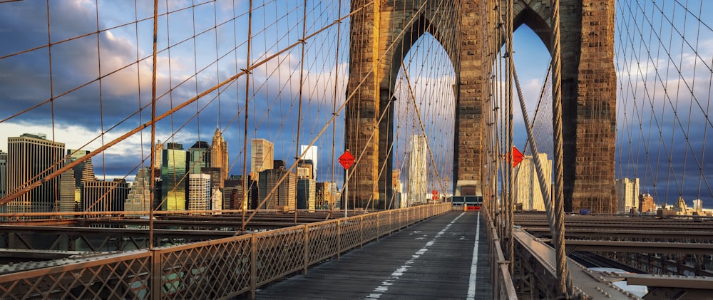 朝の光に照らされたブルックリン橋、ニューヨーク。