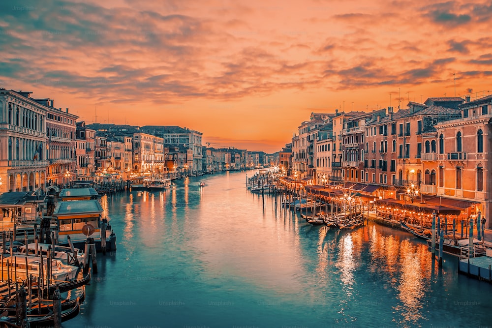 Grande canal famoso da ponte de Rialto na hora azul, Veneza, Itália. Processamento fotográfico especial.